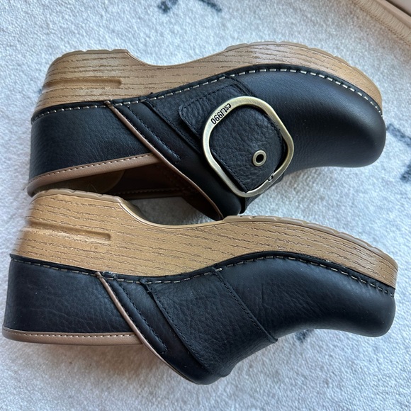 Dansko Pearson Tumbled Black Clogs with Buckle - Picture 5 of 7